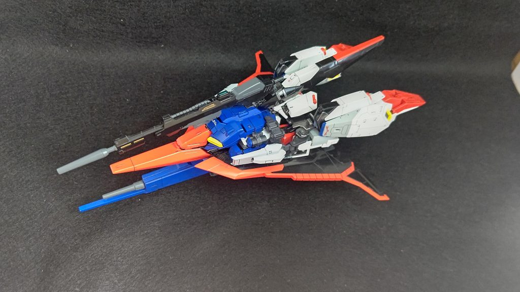 ウェイブライダー取説を見ながらパーツがポロポロ落ちるのと格闘しながら変形させました（笑）1時間近くかかったんではないでしょうか。ハイメガはもちろん取付けられないので下に敷いてるだけです