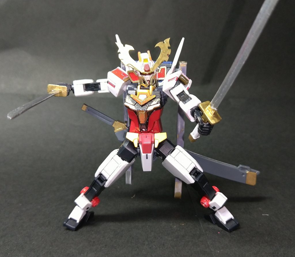 アーマーを外すとこんなかんじです。この状態では「武者頑駄無弐式」という名前です。3本刀は装備しているがパワーが足りず2本しか扱いきれないという設定です。