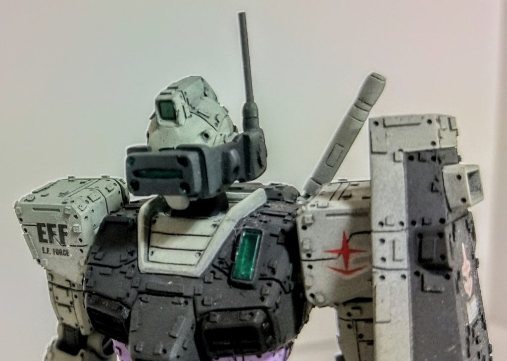 頭部の暗視ゴーグルユニットは可動式にしたのでこんな感じにもできます！