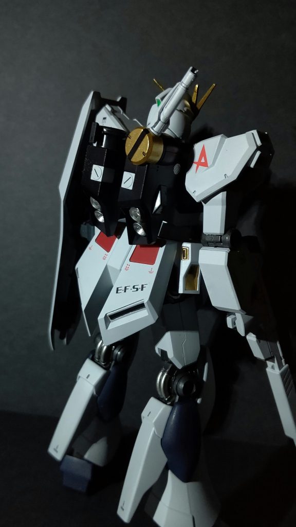 スラスターは筆塗りで塗り分け。スラスターのマスキングしづらさはこのキット唯一の弱点かもしれない