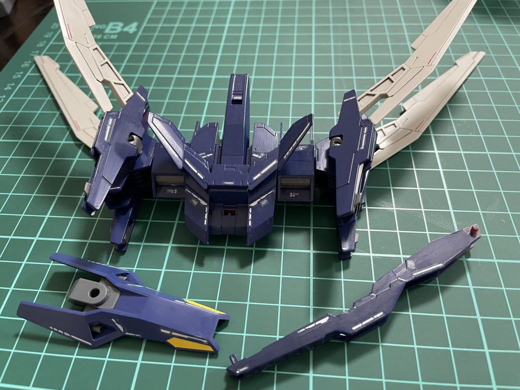 赤かったバックパックをティターンズブルーに塗装水性ホビーカラーの筆塗りと水転写デカールに初挑戦しました