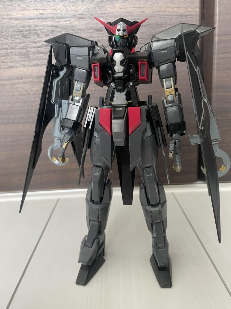 正面「味方を犠牲に〜」からスタート最初の被弾は左肩のマント?にレギルスのビームライフルが当た…というよりもかすったような気もする頭部の骸骨マークにも傷をつけてます(レギルスの頭突きによる損傷)