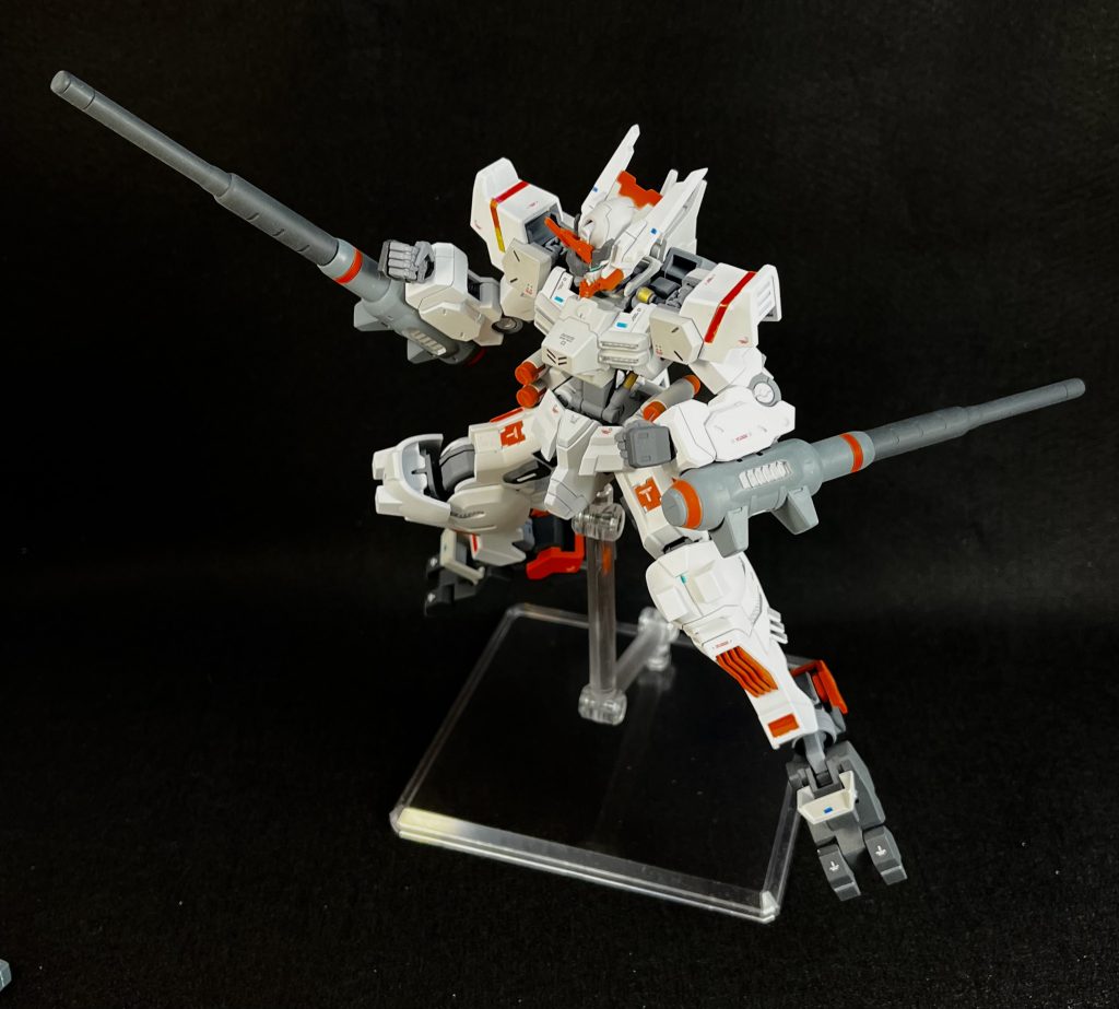 今回、ダイソーさんのラピーテープを使用して各部ディティールアップをおこなっています。試験的に何もない場所に貼り付けているので浮いていますが、スジボリなどをおこなったうえでのセンサー風にラピーテープを貼ればかなりいい感じになるのではと収穫を得ることができました。しっかり反射するので実際に見るとかなりいい感じです！！