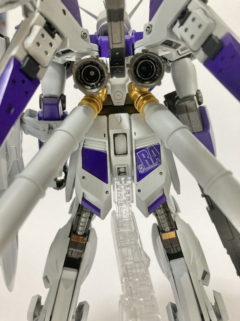 バックパックのバーニアはビルダーズパーツに変更しています。プロペラントタンクの根元にスターブライトゴールドを試しで塗ってみましたが、いい色出しててお気に入りのポイントです。