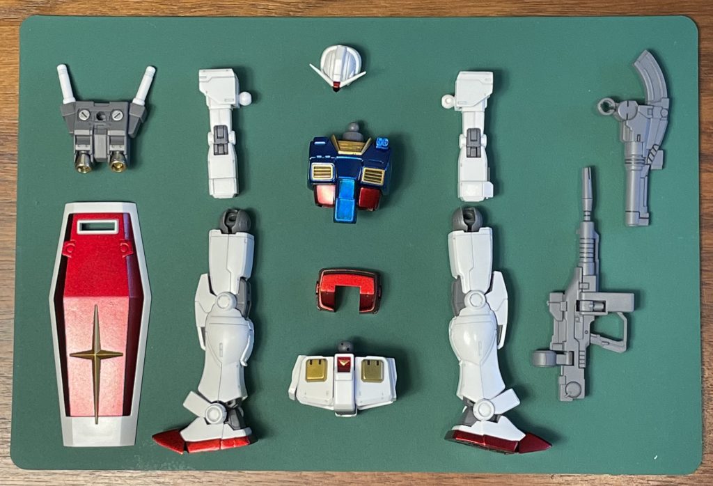 青色と赤色パーツを塗装した後、組み立てたものです。見る方が見たら問題点だらけの作品かもしれませんが、自分としてはなかなか良くやったのではないかと思います。「ここ、こうしたらもっと良くなるよ」などアドバイスがありましたら、教えていただけると助かります。よろしくお願いします！