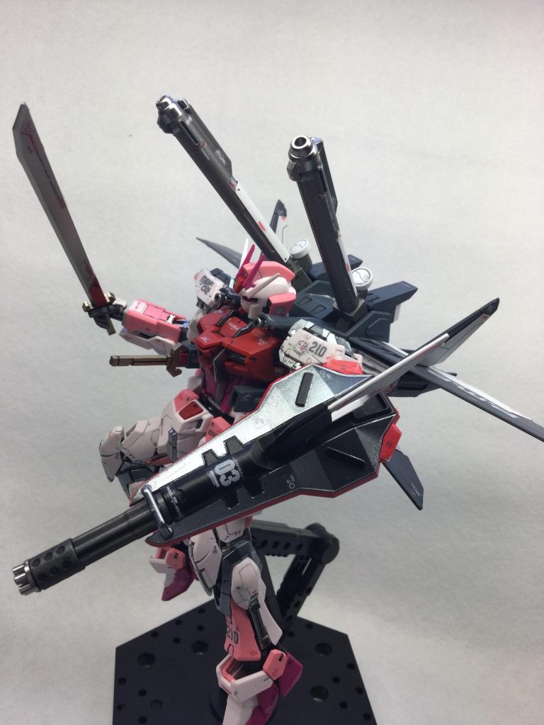 シールドもシールもアイスシルバーにしましたw IWSPは、ほぼほぼ無塗装で、若干「タミヤ、メタリックグレー」を使用しています‼︎