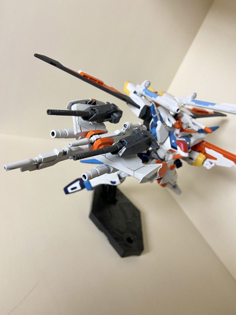 エルフ→弓→クロスボウ→ピーコックスマッシャーと連想していき銃口のたくさん着いたビームライフルを作ってみました。先端が重くなりまともに持てなかった為、両翼の銃口は外してしまいました_| ̄|○