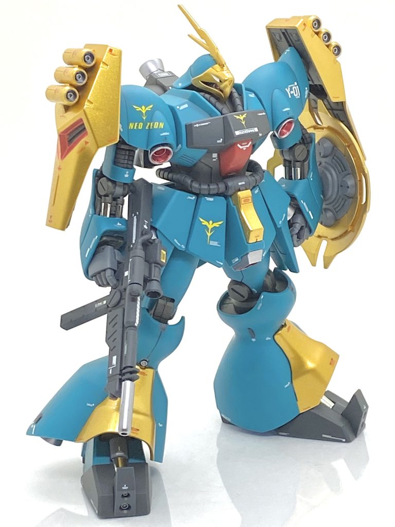 ゴールドさえ上手くいけば、後はいつもの武器や細部を軽く塗装して、金の部分は赤色、その他の部分は白色のコーションデカールを貼ります。自分の尊敬しますカトキハジメ氏のイラストでは金色の百式やフェネクスは赤のマーキングが大変多く、自分もそれに倣いました。カトキ風に万遍に貼りますとゴールドの部分につや消し吹きますと質感が残念な感じになりますから光沢のEx-クリアーを吹くのですが・・・こちらのクリアーも二回吹けばウレタンみたいな光沢感が出て素晴らしい塗料なので、光沢仕上げをする方にはお勧めします。