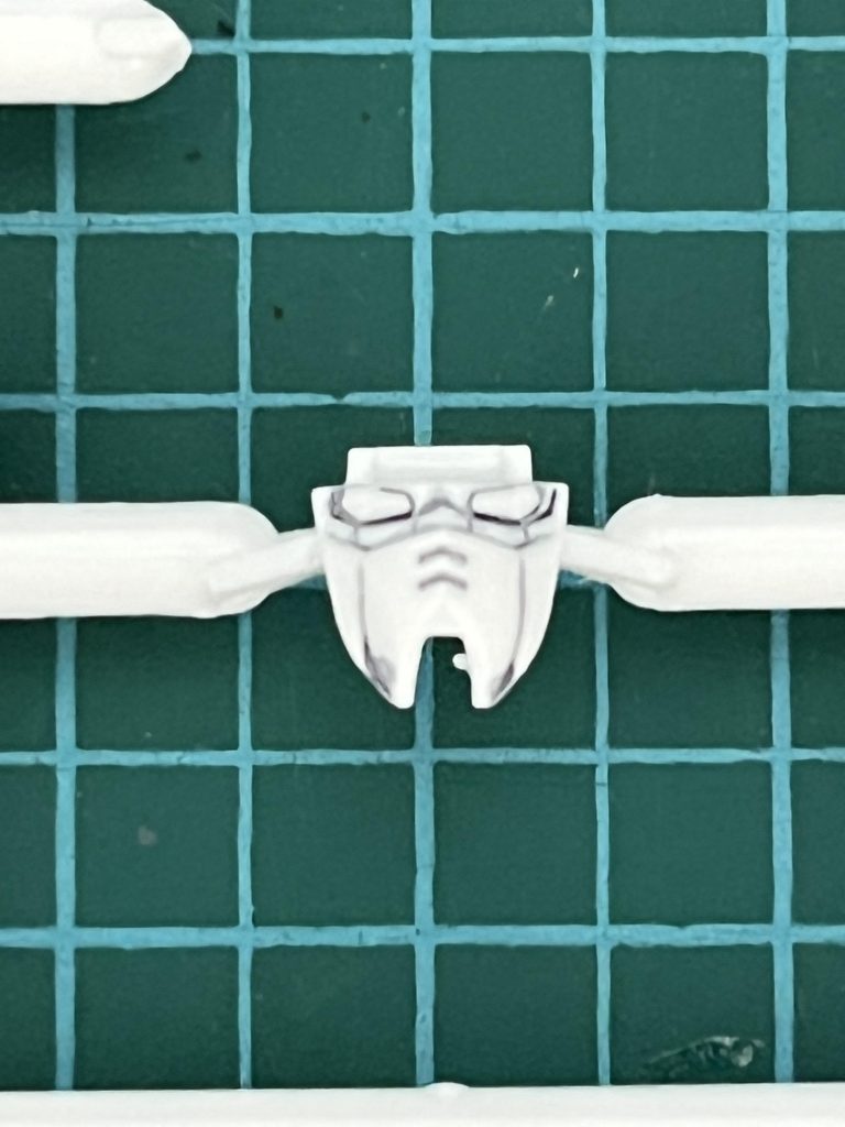顔の塗り分けのために、ガンダムマーカー流し込み用ペンで輪郭を浮き彫りにしました。お陰で細かい部分も塗装しやすかったです。