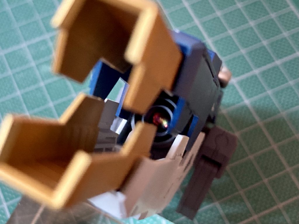 GNバズーカの発射口には、ピンクのVCドームを接着しディテールアップを施しています。