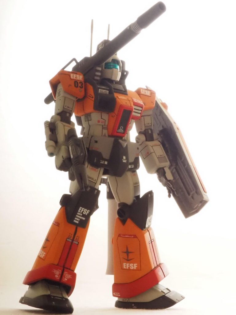 ひざ下は3ミリ延長。右腕にサーベルをマウントさせてます。マウントはHGのキットになってるジムスナイパーカスタムのものを参考にプラバンで自作。