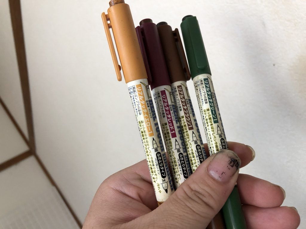 YouTubeの動画を参考にリアルタッチマーカーのイエロー、ブラウン、グリーン、レッドを使いました。