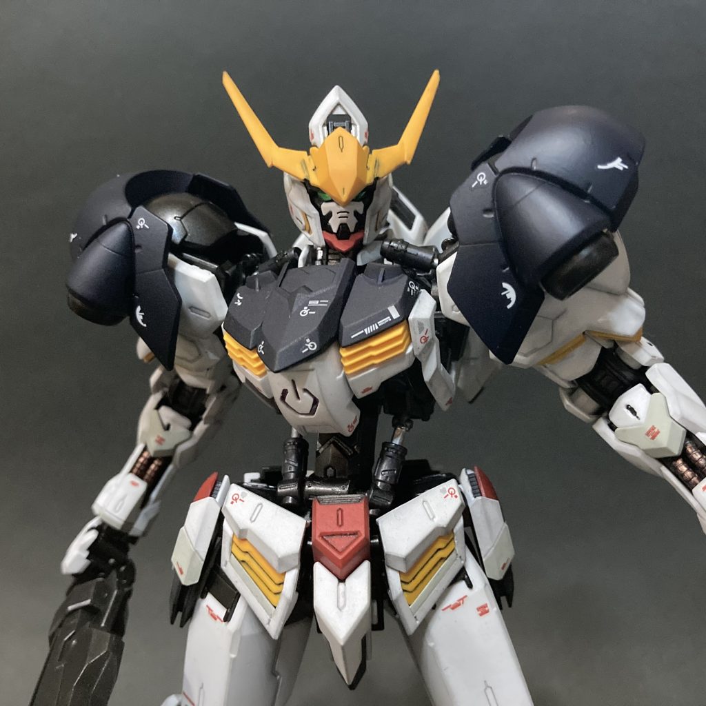 ちょい足しでの正面から。ＭＧバルバトスが出た時からあてがってみたかったヘルムヴィーゲの肩。。。こんなにしっくりとくるとは。とても満足！