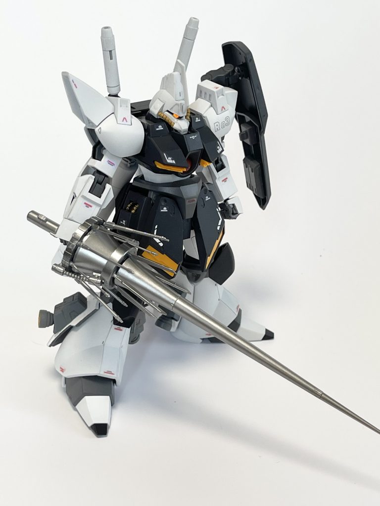 今回の隠し球武器。ヒートランス（ただしヒートロッド的なほうのヒート）です！モノアイ動かせると表情出ますね。ZZのトンデモMS跋扈の時代以降にもなってランスなんて重くて取り回しの悪くて威力がビーム兵器未満な鉄の柱いらねーだろって思ってたんですが、スタン武器ってことにすれば当てさえすれば相手を止められるリーチの長さ、放電機構や発電機構を組み込めるスペースがあるということで巨槍の理由付けが可能、ということで某トップをねらえのバスターコレダーを意識して放電策をつける方向でガズアル用ランスを改造してます。