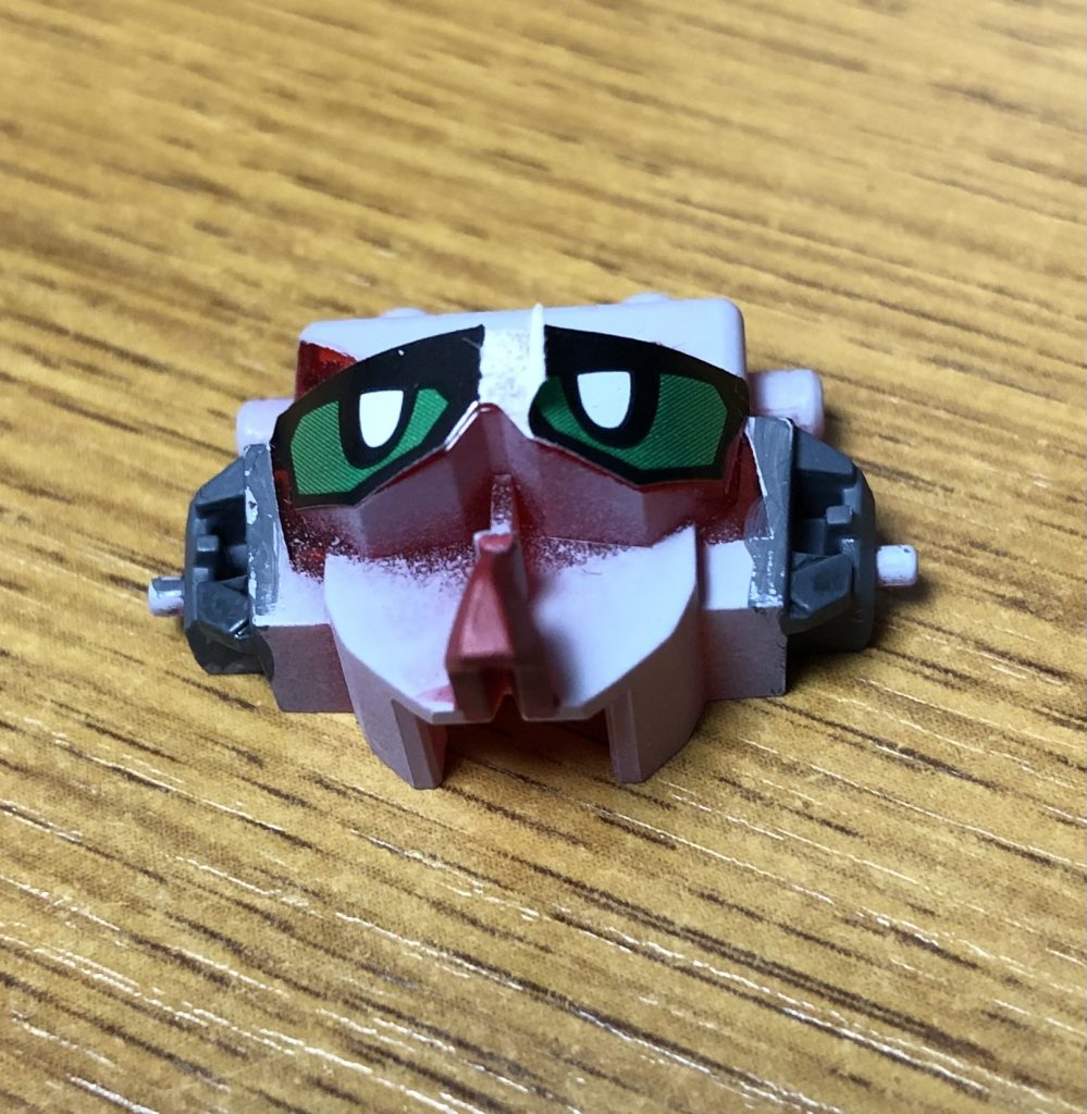 まさかの大事故。目のホイルシール破っちゃったのはガンプラ人生で初めてですわ…。薄めた液体のりで貼った後つや消し黒を塗って修復しましたが完成したらヘルムの装飾で見えなくなりましたわね…。