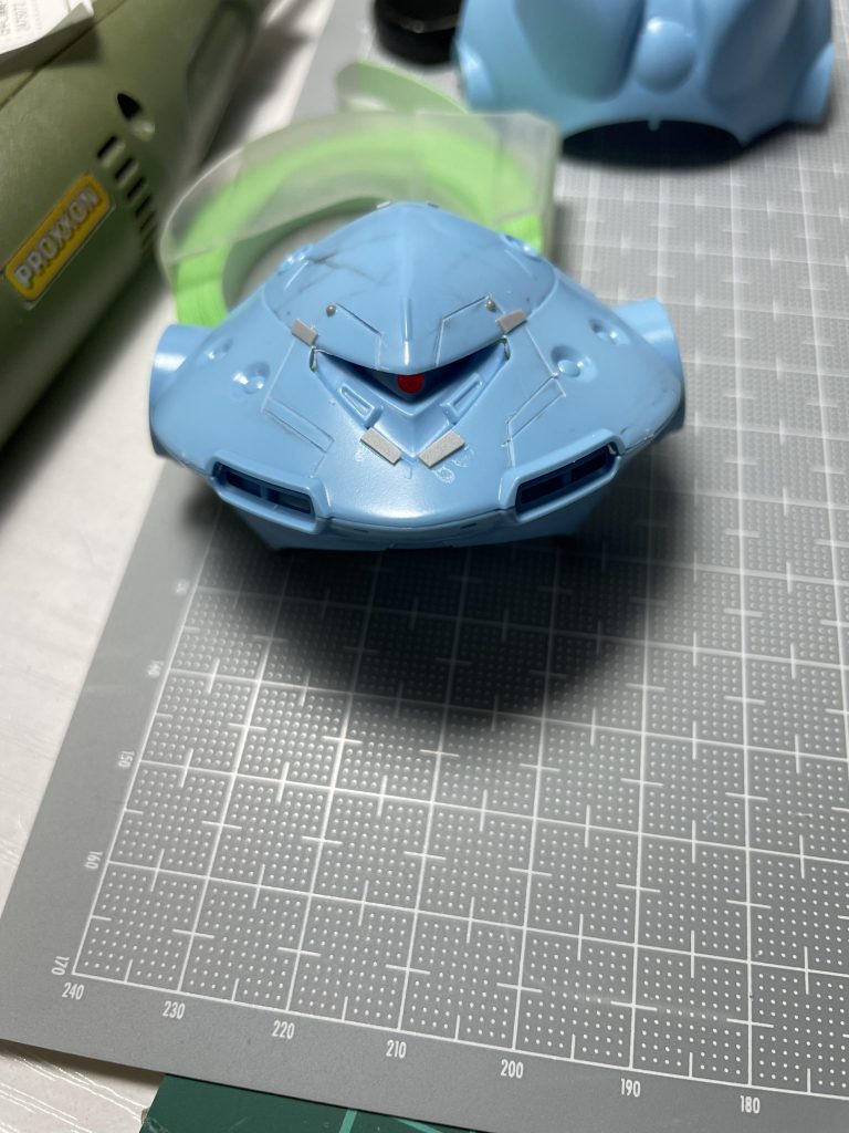 HGということで表面はかなりツルツルでした。自分はモールドがびっしり入っているのが好みなので出来るだけたくさん彫っています。プラチップも使っていますがよく見ると大きさが不揃いなのが気になります