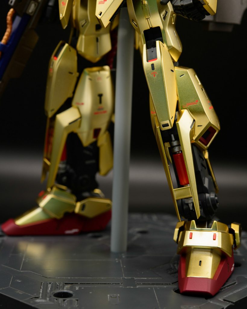 脛のシリンダーはソールの赤とは違う明るい色で塗ってみました。膝や足の甲にはレッドチップを配置。