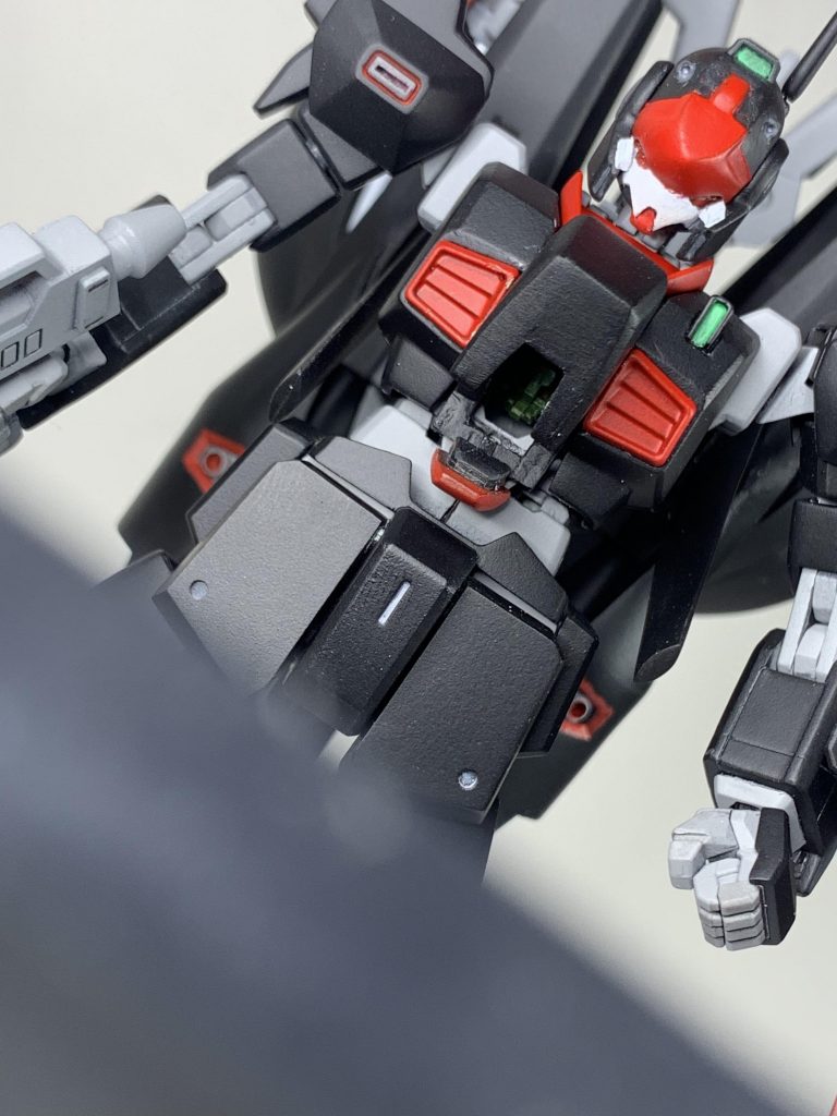 ギミックもこだわり、コックピット内装の再現、コックピットハッチ/第二ハッチまで開閉、ロングシールドブースターのアームは針金を仕込んだ可動式、肩関節は引き出しギミック入りである事などなど