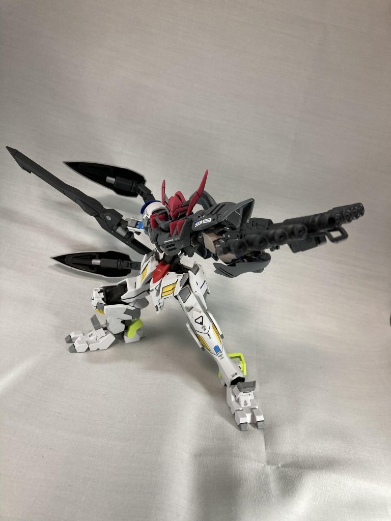 サブ武装のビームクロスボウ、こういう素直にビームライフルとかじゃない感じが好みです