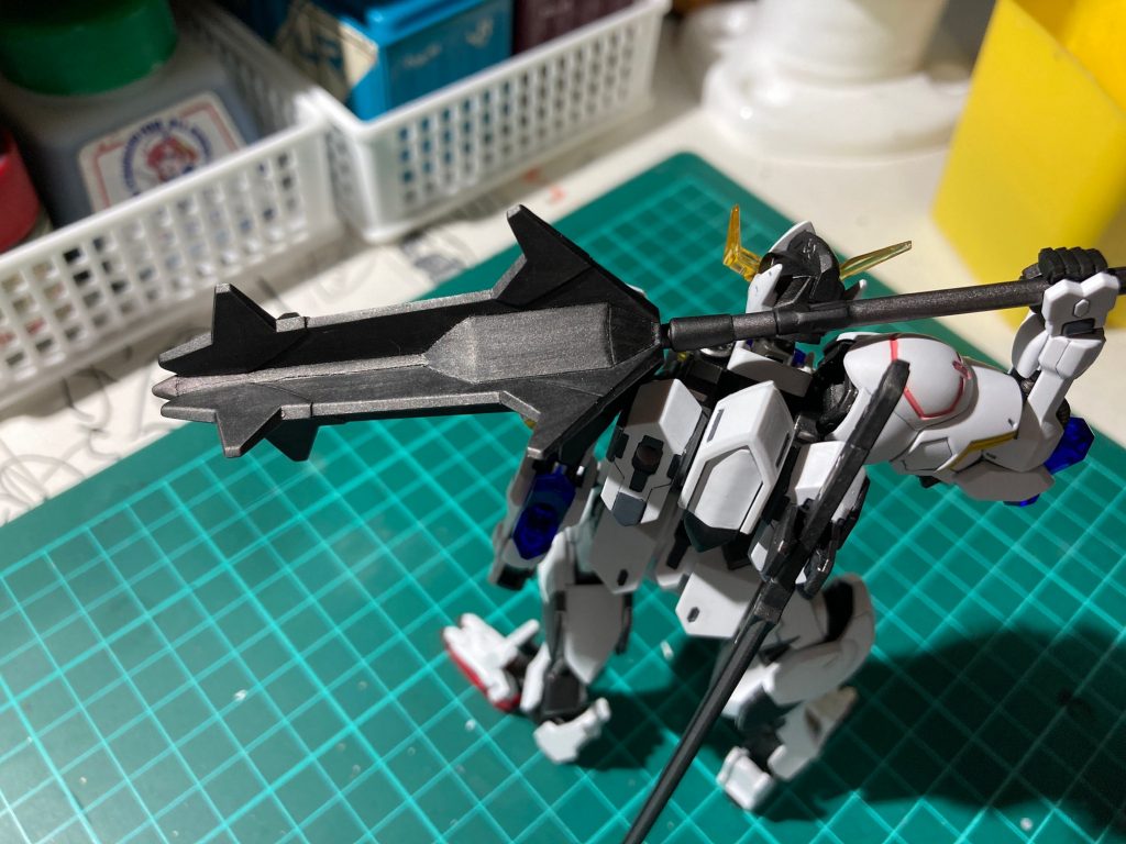 このメイスが少々厄介な合わせ目の出方をしてまして、苦労しましたがなんとか誤魔化せたかなと言ったところです。あと、付け根部分にちょっと肉抜きあったのでパテで埋めてます。