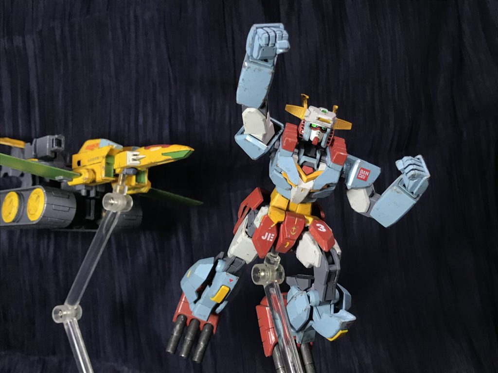 モクバガンダムはブライト・ノア艦長の専用機として特別な仕様のコクピットとなっており、椅子に座って号令を出したり電話で指示を出したり、ブライトのいつもの仕事をしていれば動くというオートパイロット設計となっている。因みに残された部分はモクバペリーと呼ばれ、救援、支援、補給活動を行う。パイロットは名操舵手ミライ・ヤシマが務める。