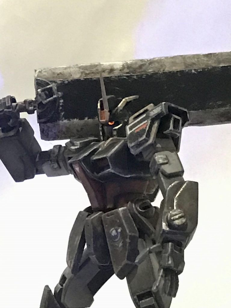 何故かジオンのモノアイに変更しました。モノアイはUVライトでビコーンします。ビグザムをかぶる時に両サイドのアンテナが干渉するので後ろに倒しまた。なんか寂しいのでセンター横に一本だけアンテナ立てました。