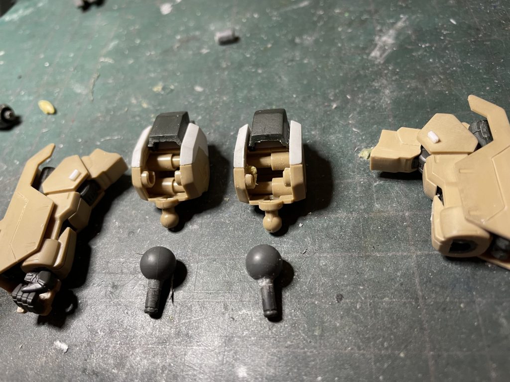 肩パーツの合わせ目消しをしたために腕のジョイントをボールタイプに変更。