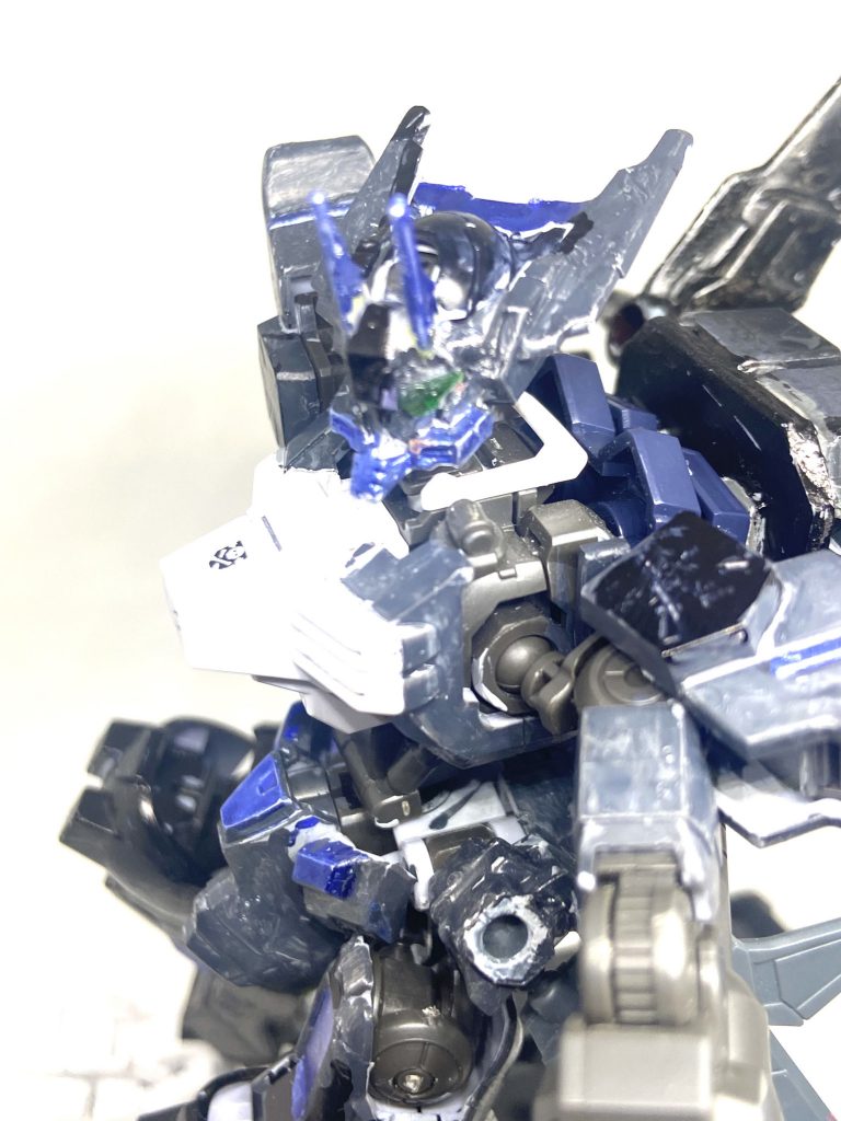 頭部のカメラ左部分は破損してしまったため改修した後アイパッチで覆っている、ダークハウンドなどを参考にパーツを自作して貼り付けています。