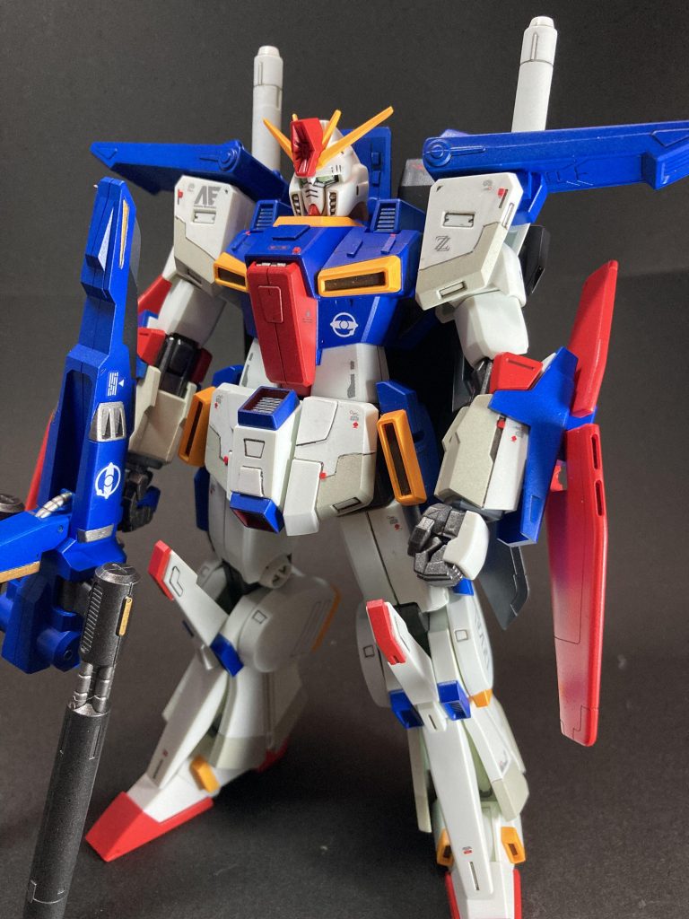 腰部正面の青いパーツ。なんでこんなとこに赤入れるんだよ、とか言いながら最後まで悩んで結局シタデルでぺたぺた塗りました。一番の頑張りポイントです。