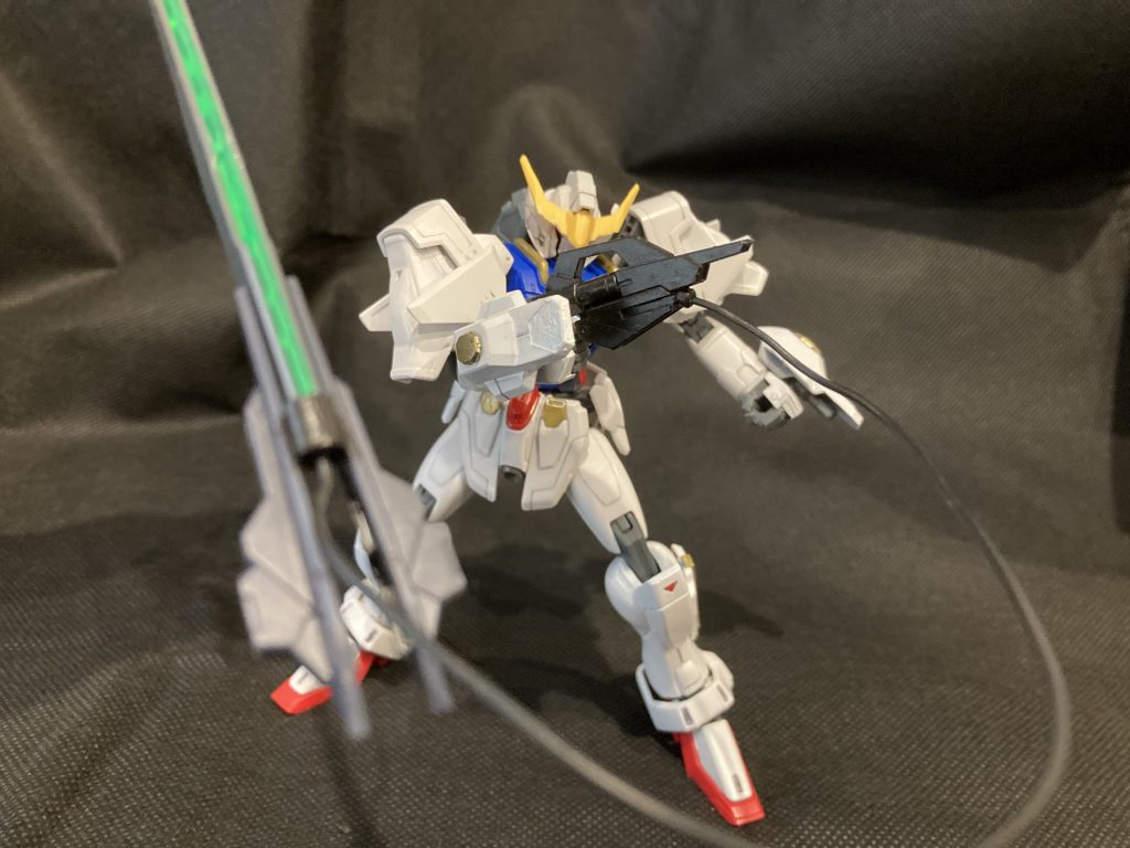 モノフィラメントワイヤーカッター掌から展開されるベルフェゴールから引き継いだヒートワイヤーの発展型。目に見えない程に細いワイヤーを射出し敵機を両断する。奇襲やビット兵器の防御など様々な場面で活用出来る。