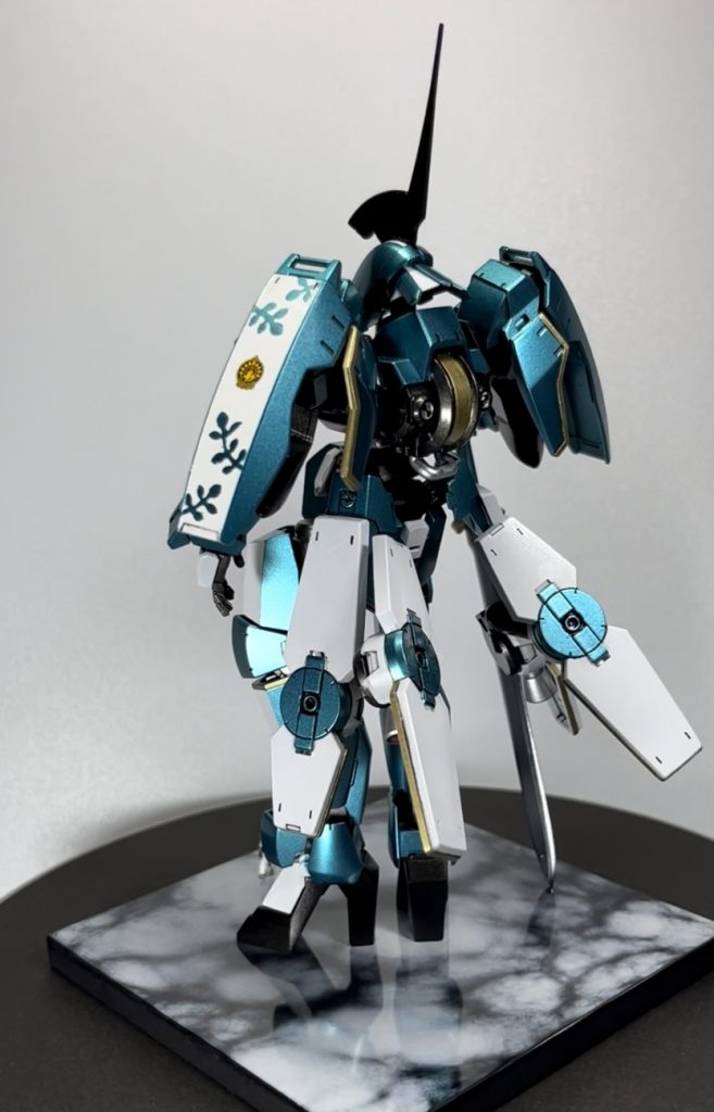 両肩にはイシュー家のエンブレムを貼りました。