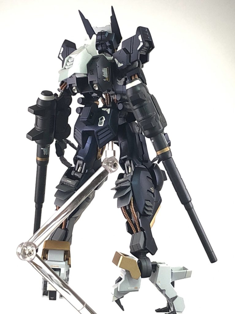 トンファーとクローを展開させつつ浮遊させてみました。近づいたら瞬殺されそうな強キャラ感ありますね。