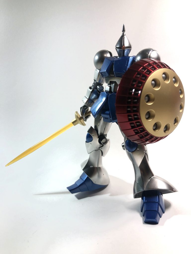 ほぼ無加工、顔のスリットが狭い気がしたのでちょっとだけ広げる加工したくらいです。塗装はシルバーがショウアップのリアルクロームライトでほかはキャンディ塗装やメタリック塗装です