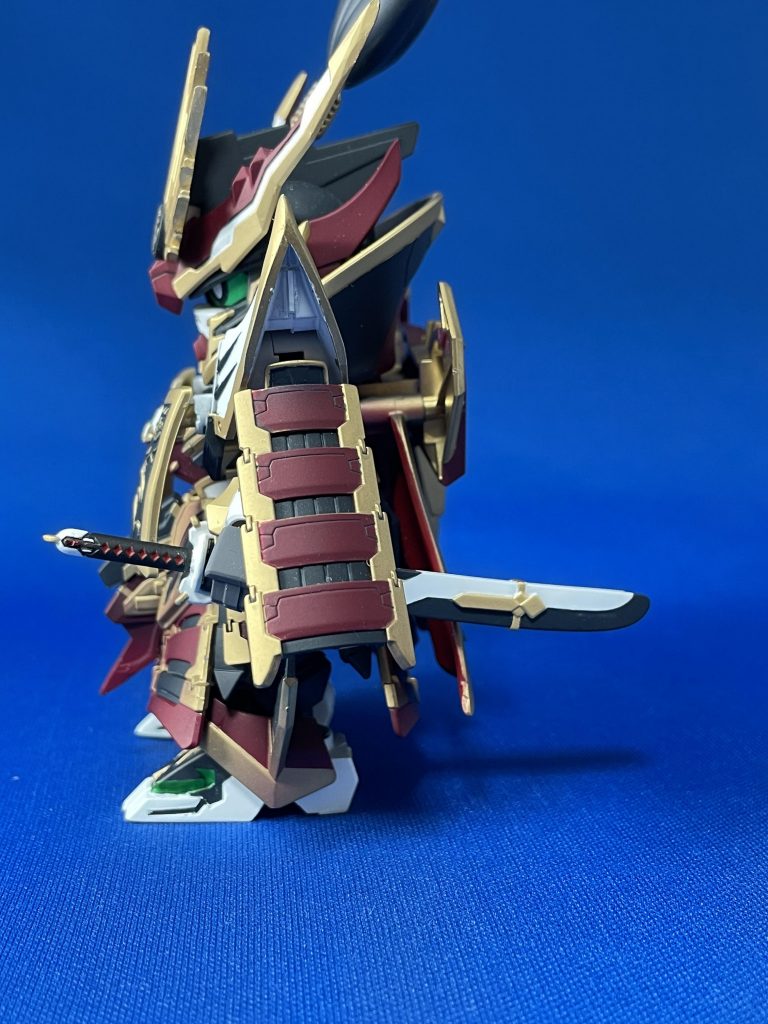 付属のシールを使ってマスキング塗装もしてます。肩アーマーの内側にはプラ棒を貼って合わせ目を誤魔化してます。