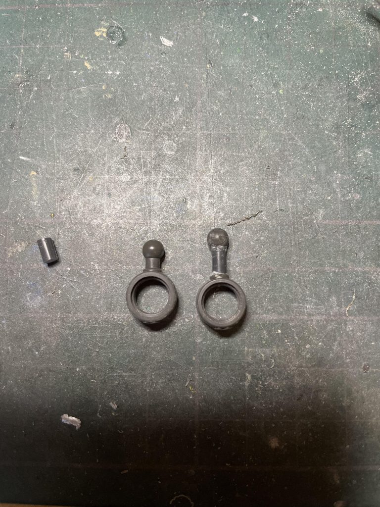 足を延長する為に足首のパーツを写真の様に加工。真鍮を入れて3ミリ延長しました。