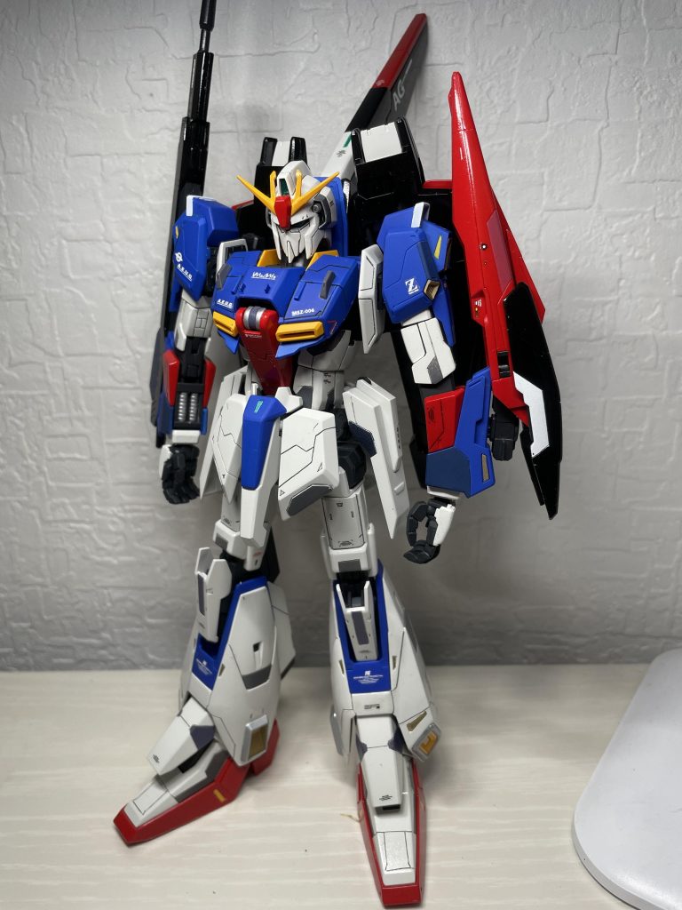 ベース色を缶スプレーで塗装して、差し色にガンダムマーカーエアブラシで塗装しましたが、難しいですね。艶消し部分と光沢部分のコントラストを意識して作りましたが、もっと露骨に強調してもよかったかも。機体選びもその辺は重要ですよねぇ。