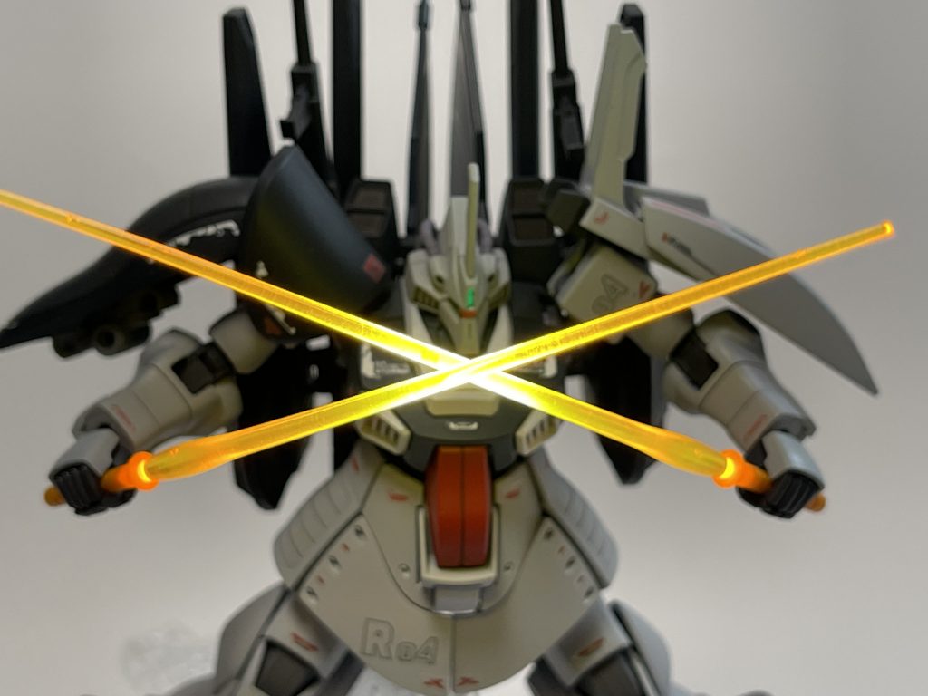 このショットお気に入りです。蛍光塗料のイエローはブラックライト発光が少し黄緑寄りすぎるのでオレンジを足しましたが、実にいい感じです