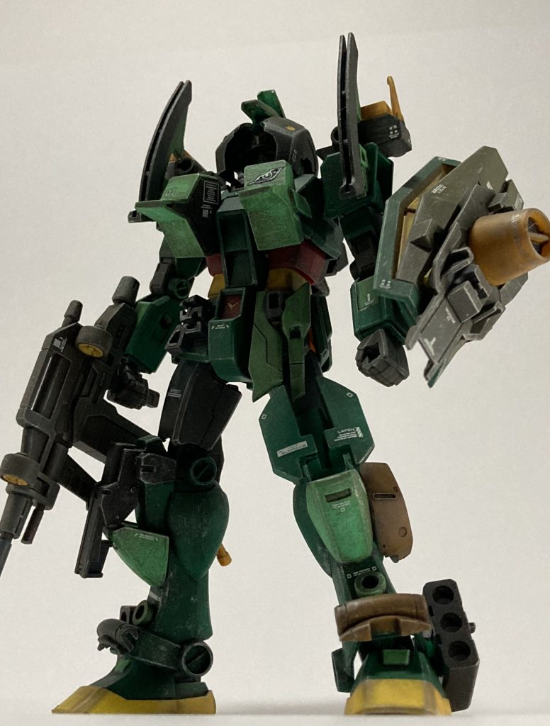 『ホーク隊索敵機(指揮官)ガンダムエネミーサーチャー』パイロット  スタン・フィーガロ少尉(隊長)戦地の索敵に特化、多数のレーダーやセンサーを使い、部隊に敵位置、拠点ポイント等の情報を正確に伝達する。ビームサーベル3本、ビームトマホーク2本とビームセレクティブライフル一丁の近、中距離武装を装備したガンダムタイプ。