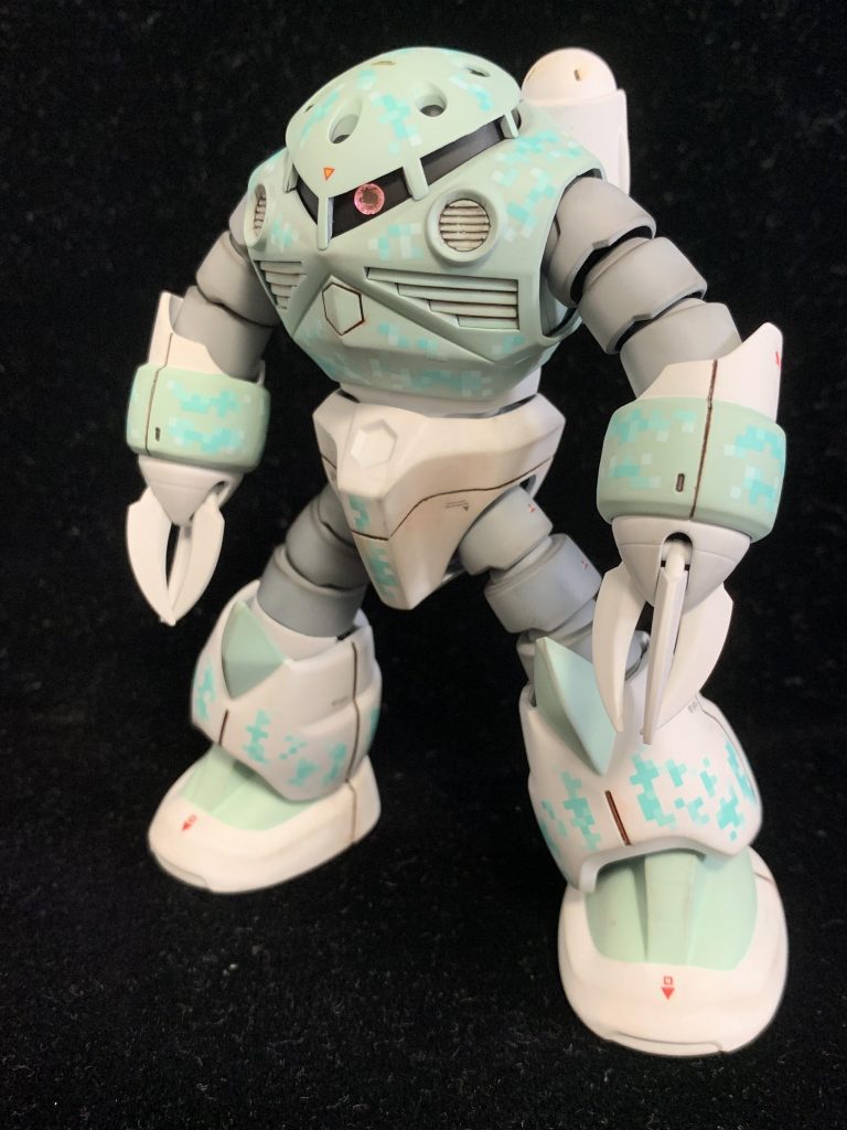 今回使ったのはシャア専用のHGUCズゴックなんですが、もう20年以上前のキットなんですよね。それでこのバランスの良さは驚きです。