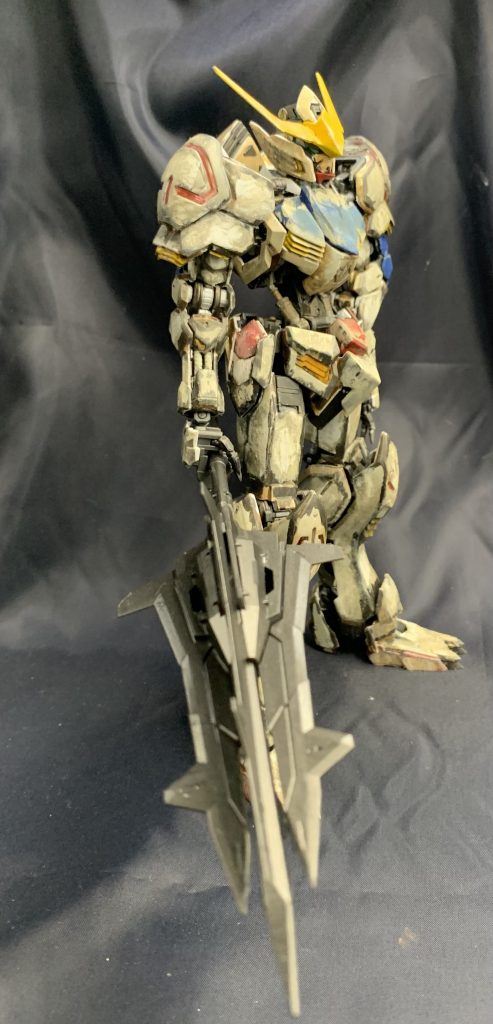 綺麗な機体色を塗った上からマジックの茶黄黒を重ねぬりして、その上からタミヤのデッキタン塗って乾いたら逆にシンナーで剥がすということをやってこの独特の感じを完成させました