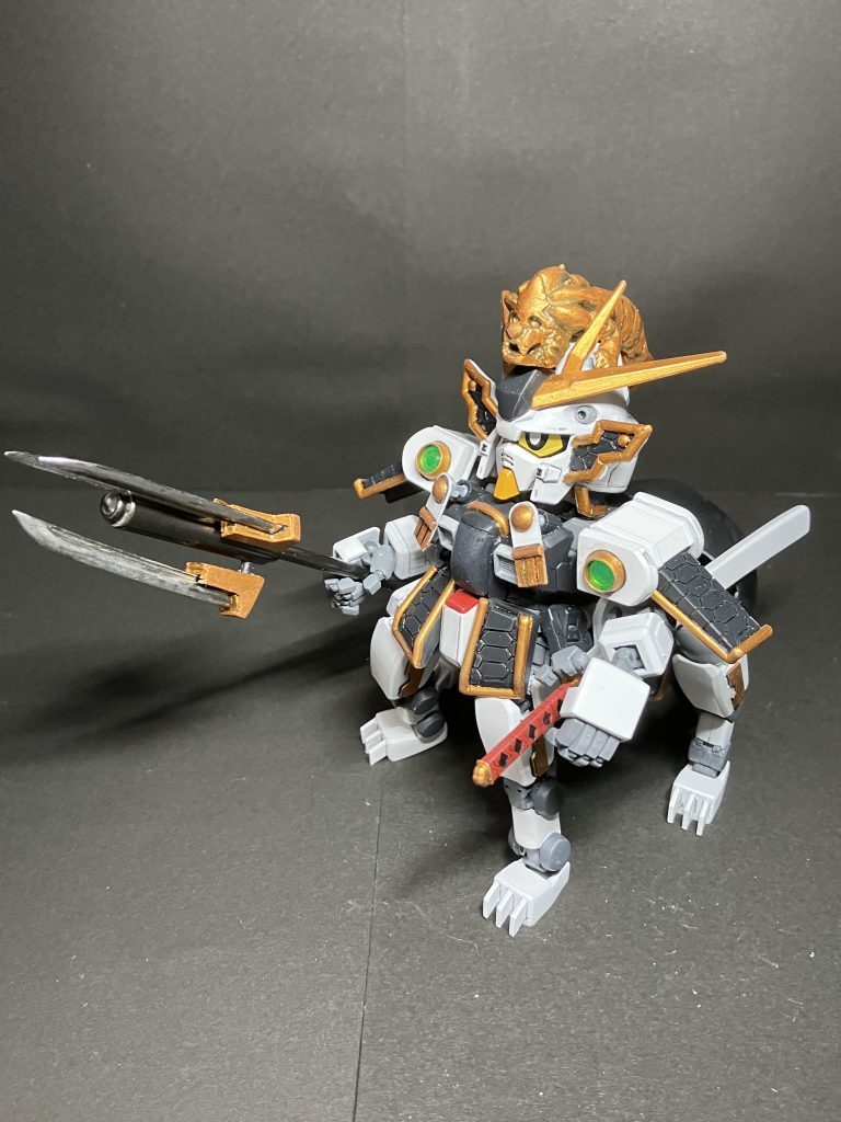 ケンタウロス形態です。元の足を後ろに折り曲げて四つ脚のついたフレームで両側から挟む様に変形します。