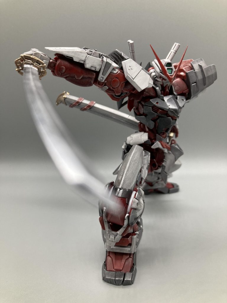 可動域が半端ないので抜刀姿がビシッと決まってくれます。だがしかし、顔の向きが壊滅的に変えられなかったのが辛い。これは個体差なのだろうか?そもそもの仕様なのか、、、。