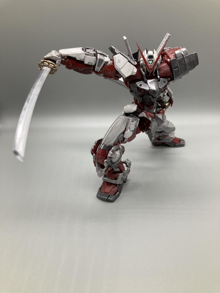 初めての試みで、刀にも水性ホビーカラー「H-8 シルバー」でドライブラシをしています。どうなるかとヒヤヒヤもんでしたが、それなりに良い質感が出たのでヨシッ!