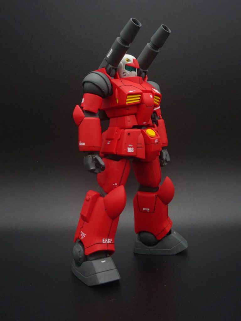 プラ板とパテを使って、二の腕と太ももを太らせています。両肩のキャノン砲も若干短くしました。…しかし、なにぶん技術がないので仕上がりは雑ですね😅