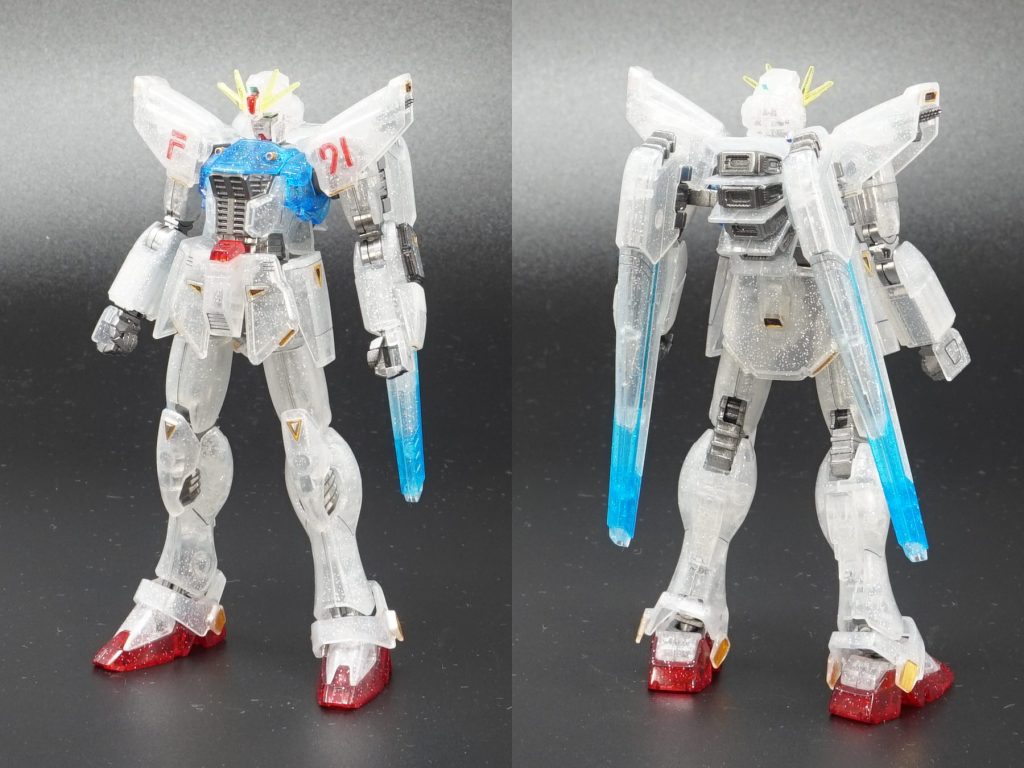 通常状態。ラメ入りのクリア成型色がとてもキレイです。関節等のメカ部分はスターブライトアイアンで、各部の足りない色はゴールドやクリアカラーで塗っています。背部エンジンの黄色やフィンの白等一部色が足りていませんが、塗り分ける自信がなくて塗りませんでした。