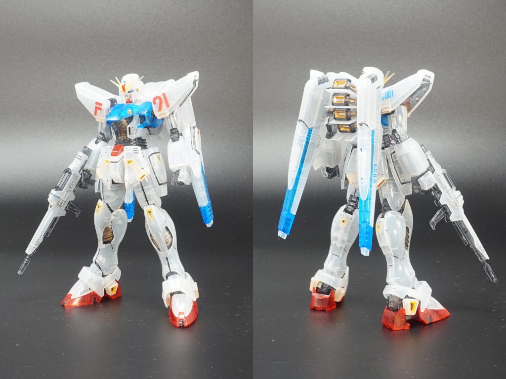 通常状態。すべての成型色がクリアカラーです。未塗装でもほぼ色分けがされており、装甲の隙間部分も成型色で再現されています。デカールは肩とヴェスバー用の転写デカールのみ使用しました。