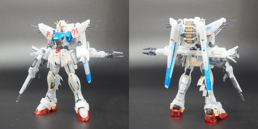 最大稼働モードでフル装備状態。ビームランチャーを腰部にマウントできますが、接続ピンが短く、ランチャーがすぐ外れてしまうのが難点です。