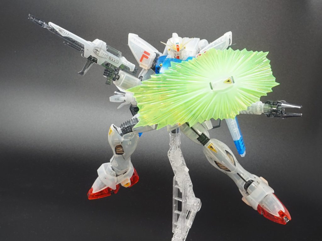 ビームシールドやビームサーベルは発振部を白く塗っています。