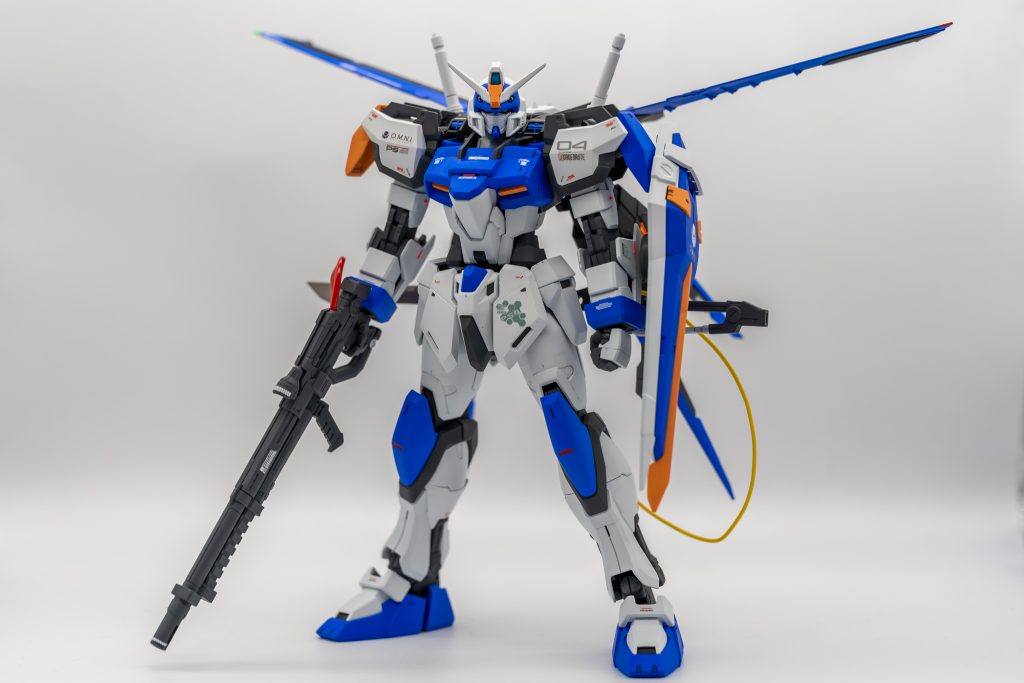 ほとんどの部分はデュエルガンダム。腰回りと、エールストライカーが装着される背中部分が大きく変わっています。