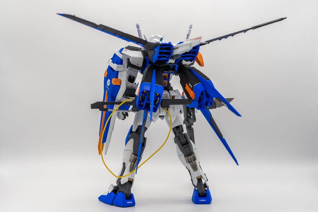 ロングレンジビームライフルと試作型対艦刀は本体から強引にエネルギー供給をしている設定で、ケーブルで繋いでいます。